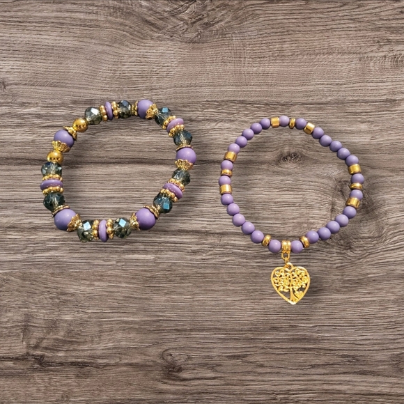 🩷3 for $15: Set of 2 Stretchy Bead Bracelets, Purple & Gold, Heart Charm, NWOT - Picture 1 of 4